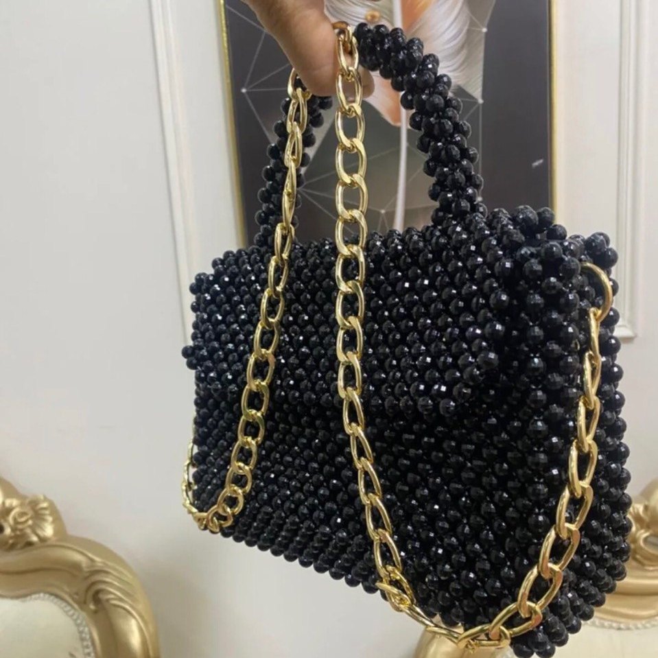 شنطة الخرز الأسود